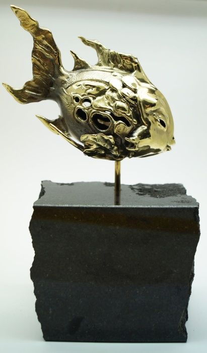 Бронзови пластики с поставка естествен камък блокче черен гранит