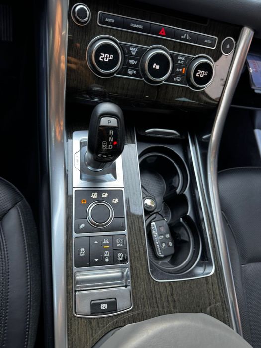 Persoana fizica vand range rover sport.