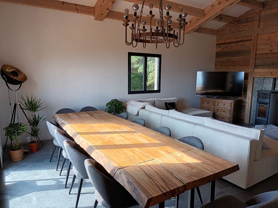 Дизайнерски маси и плотове от масив и епоксидна смола