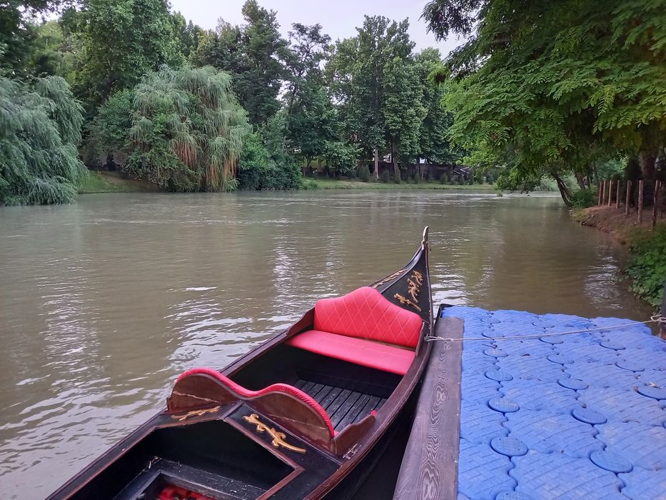 Гондола лодка Кайикларда сайир килиш