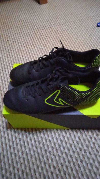 Продам футбольные бутсы