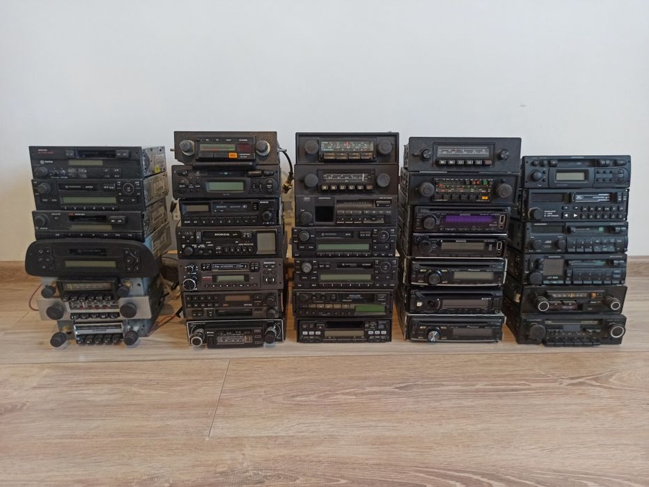 Casetofon auto citește anunțul