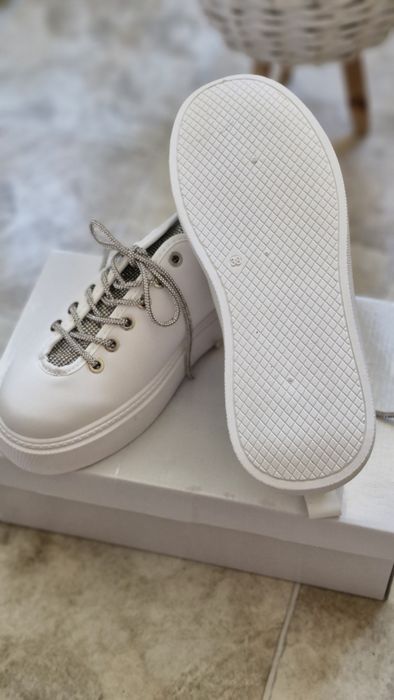 Дамски спортни обувки