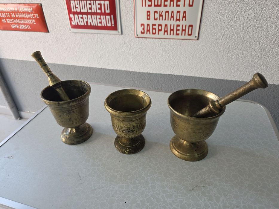 Стари посребрени чайници, месингови свещници,лампа, хаванчета, и менче