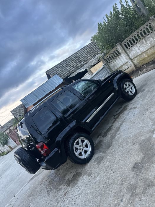 Vând jeep cherokee