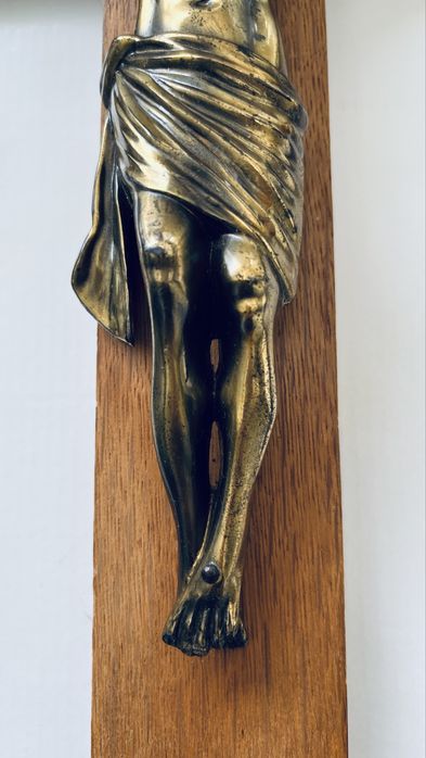 Дървен кръст с бронзова фигура Разпятие Христово