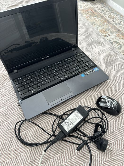 Ноутбук Samsung в рабочем состоянии