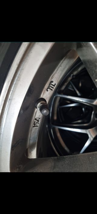 шина с диском в идеальном состоянии