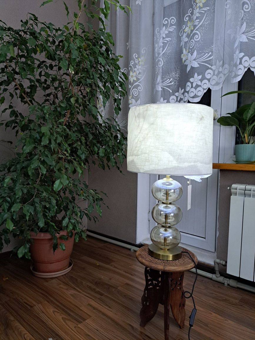Продам настольную лампу