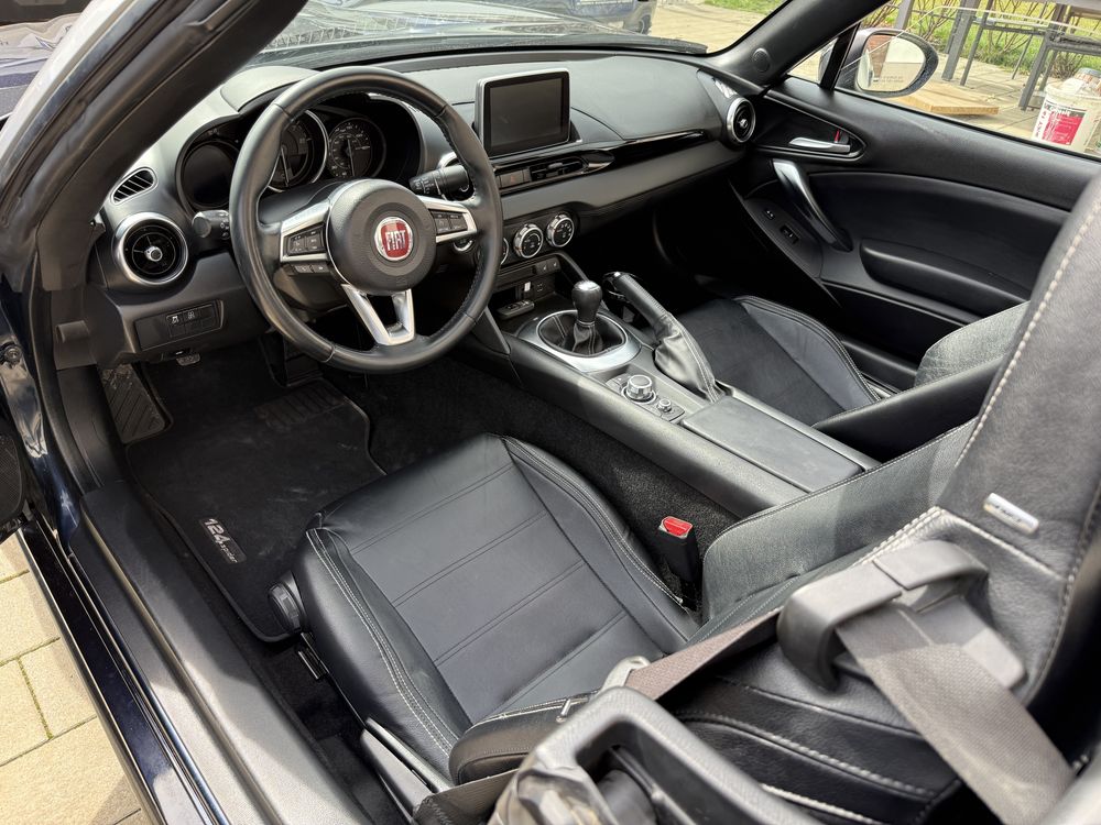 Fiat 124 Spider ( MX-5 Miata )