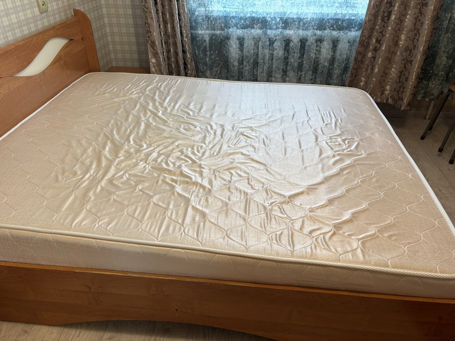 Продам кровать с матрасом в подарок комод