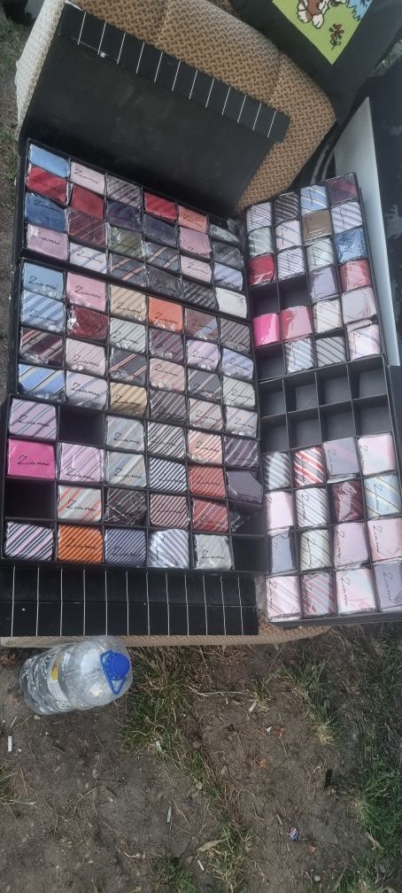 Vand colecție de cravate noi