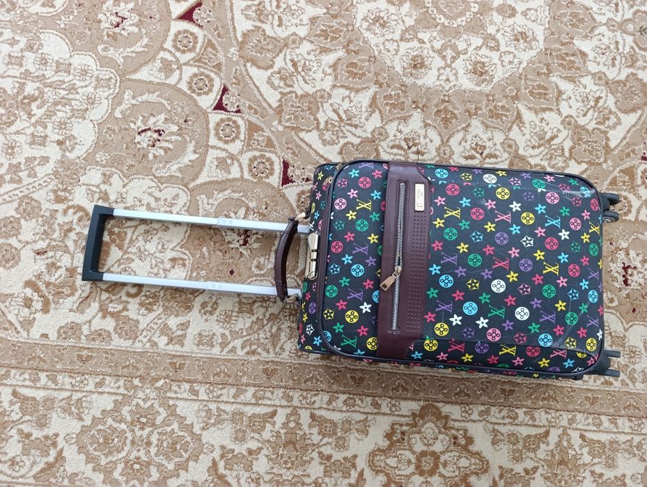 Продам чемодан дорожный