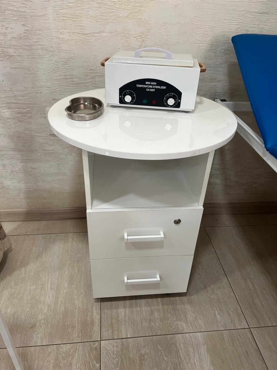 Продаётся шкафчик, помощник, для салона