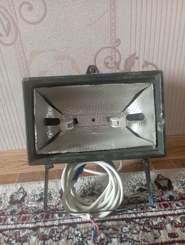 Прожектор лампа.