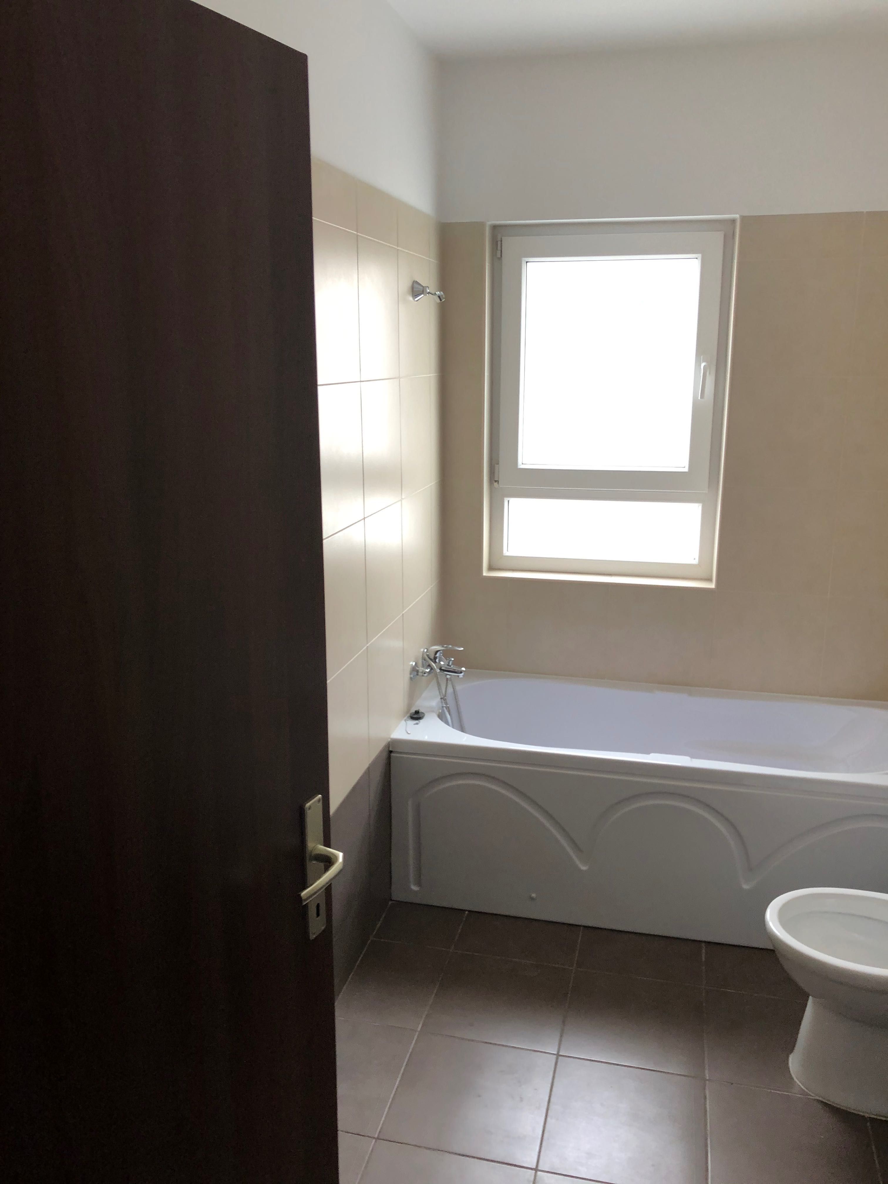 apartament spațios cu 4  Camere si 3 parcări / Direct proprietar/