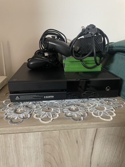 Vand Xbox One de 1tb cu tot cu doua manete si 4 jocuri urgent!!