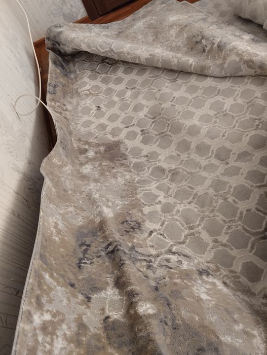 Продам ковер и стол выдвижной