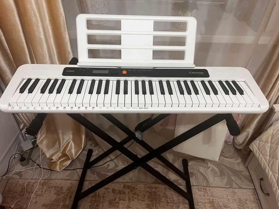 Продам синтезатор Casio с подставкой