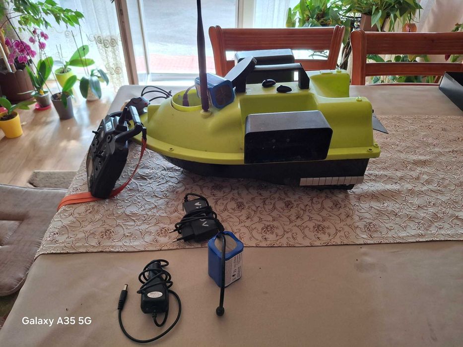 Лодка за захранка с две батерии и сонар