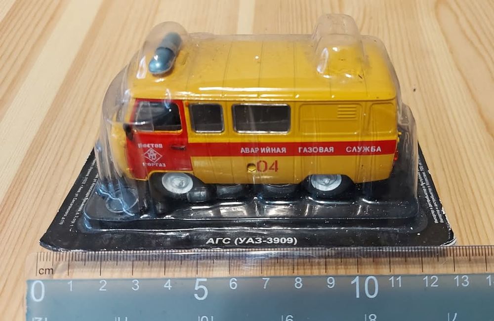 УАЗ-3909. Цена:25лв. (1/715). Мащаб 1:43, метал и пластм