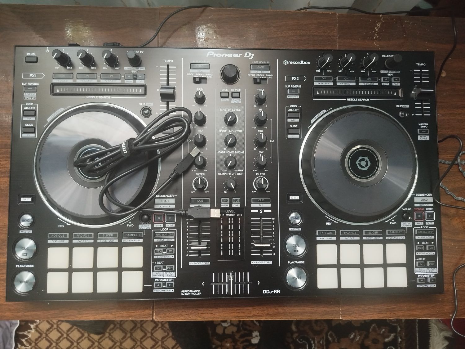 Dj kontroler pult