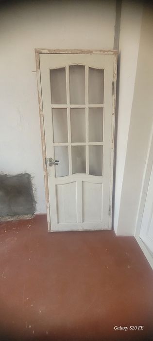 Двери деревянные хорошем состоянии