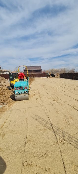 Excavator de inchiriat/Cilindru compactor