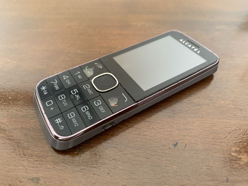 GSM мобилен телефон Alcatel 2005X с камера microSD FM радио + слушалки