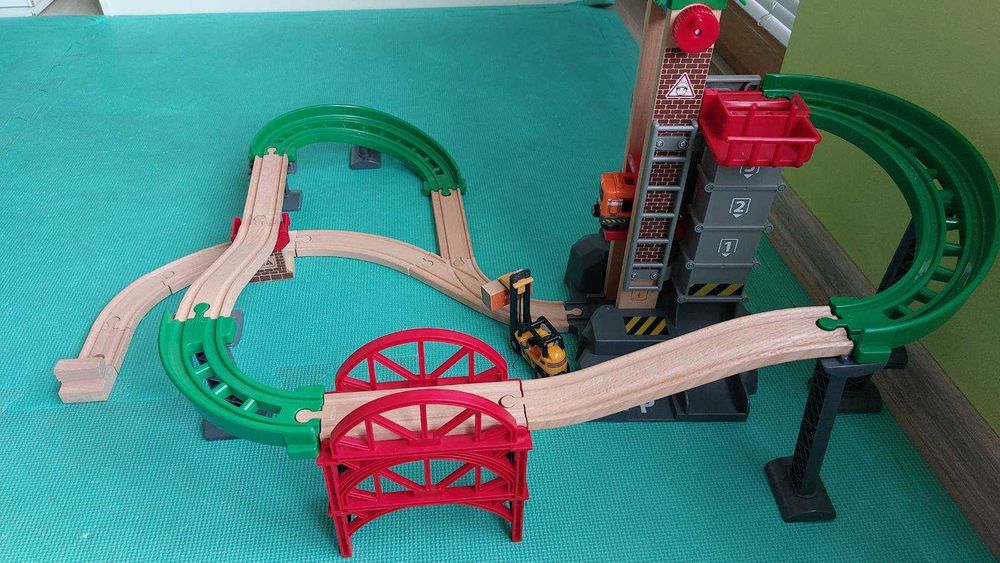 Brio , склад с асансьор и влаково трасе