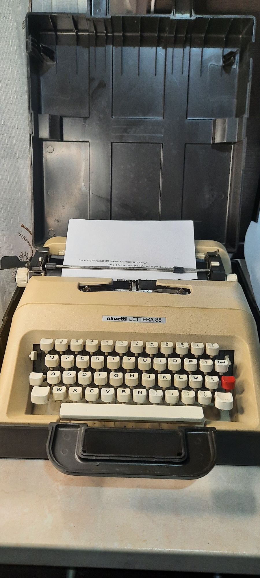 Mașină de scris Olivetti Lettera 35