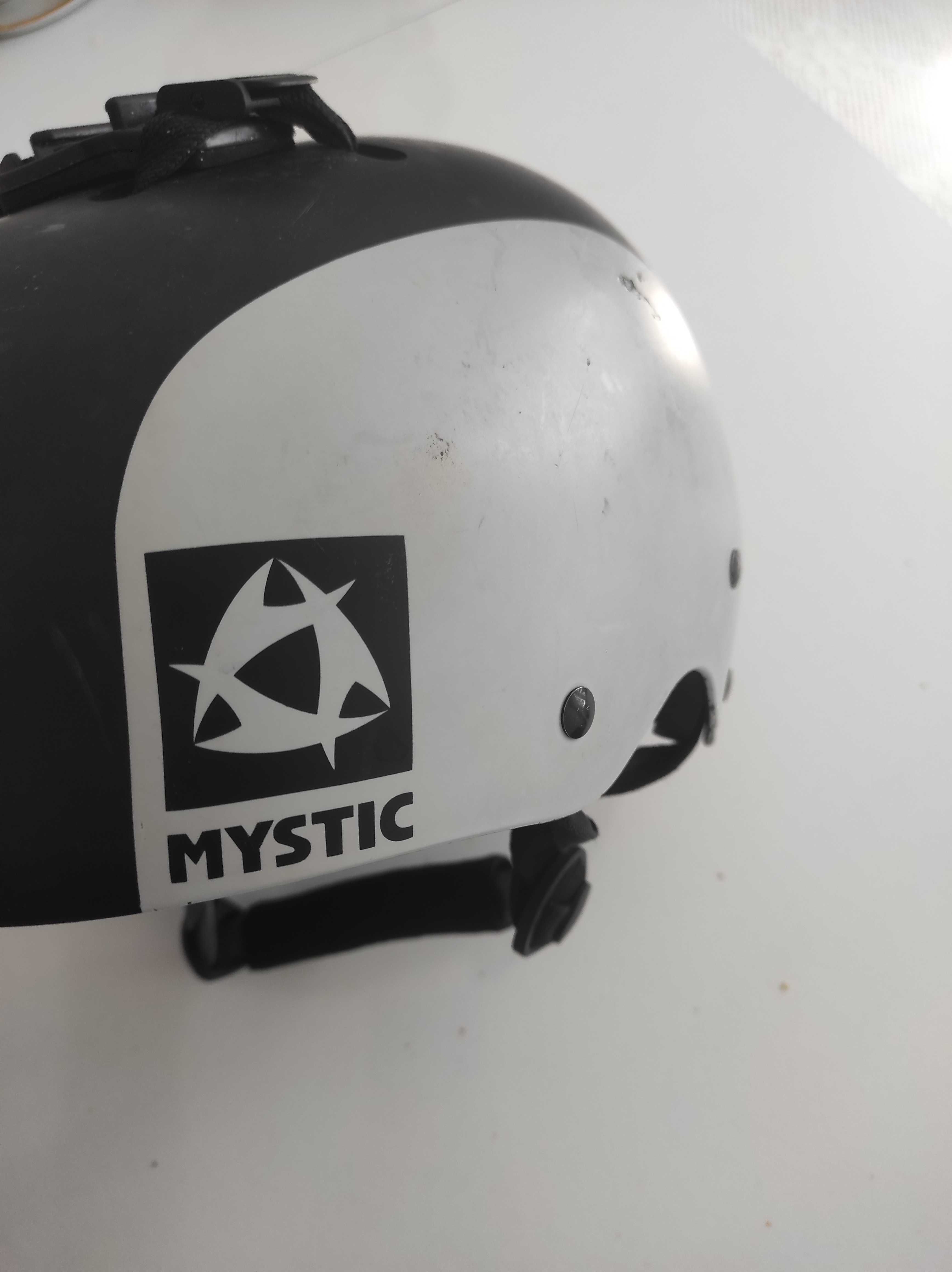 Каска за водни спортове на Mystic