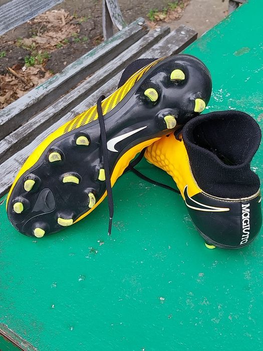 Здравейте колеги/приятели, погледнете този модел Nike Magista Onda ll