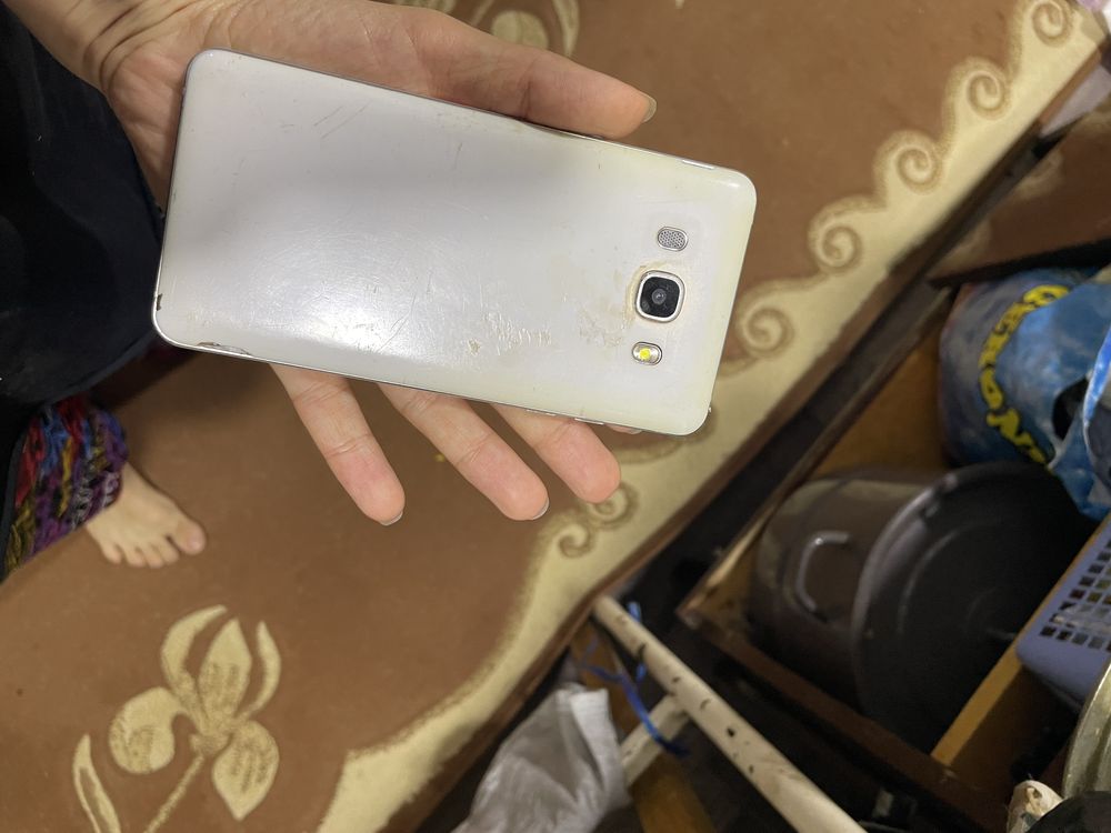 Telefon j 5 sotiladi