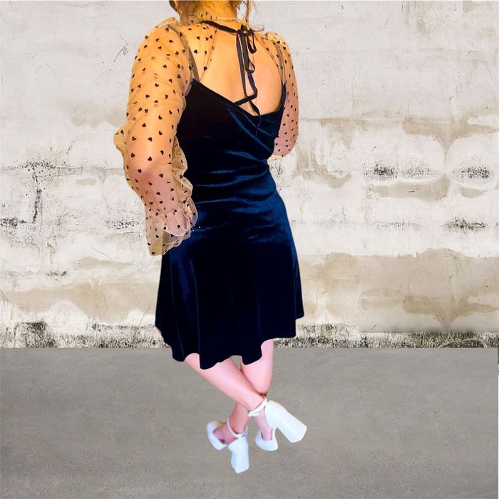 Сладка къса черна кадифена рокля с дантелени ръкави в бежово