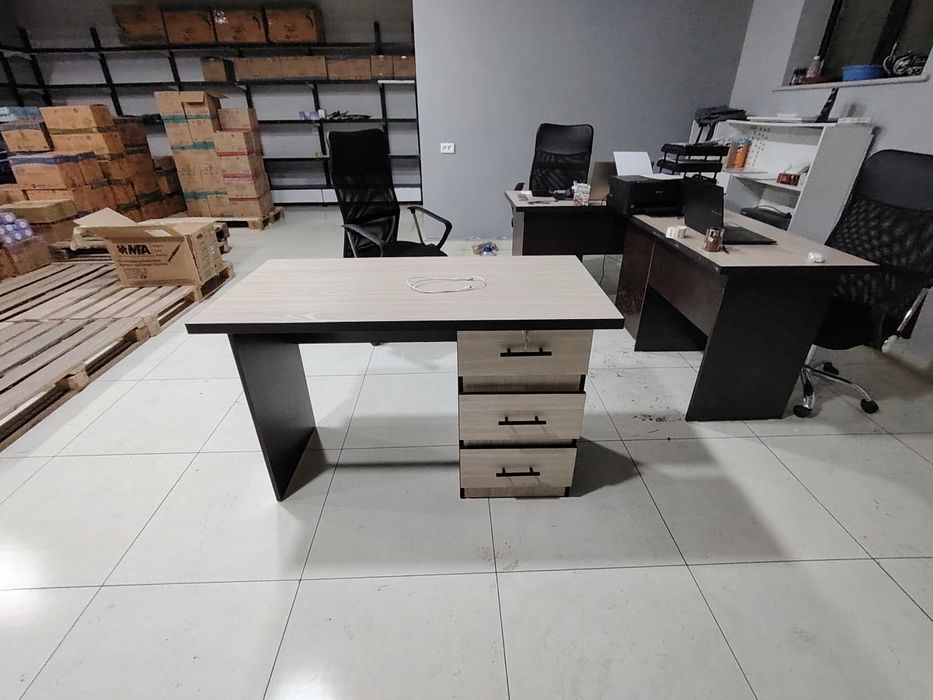 Офисний мебель стол, стул и кресло.