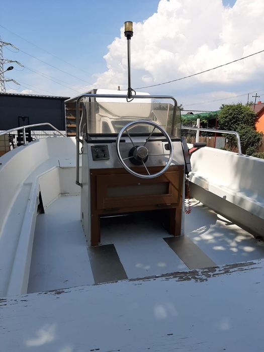 Barcă cu motor și peridoc