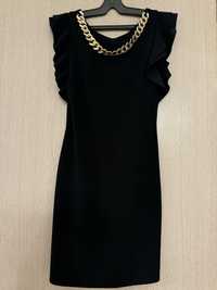 Черна рокля с ефектни рамени и гердан