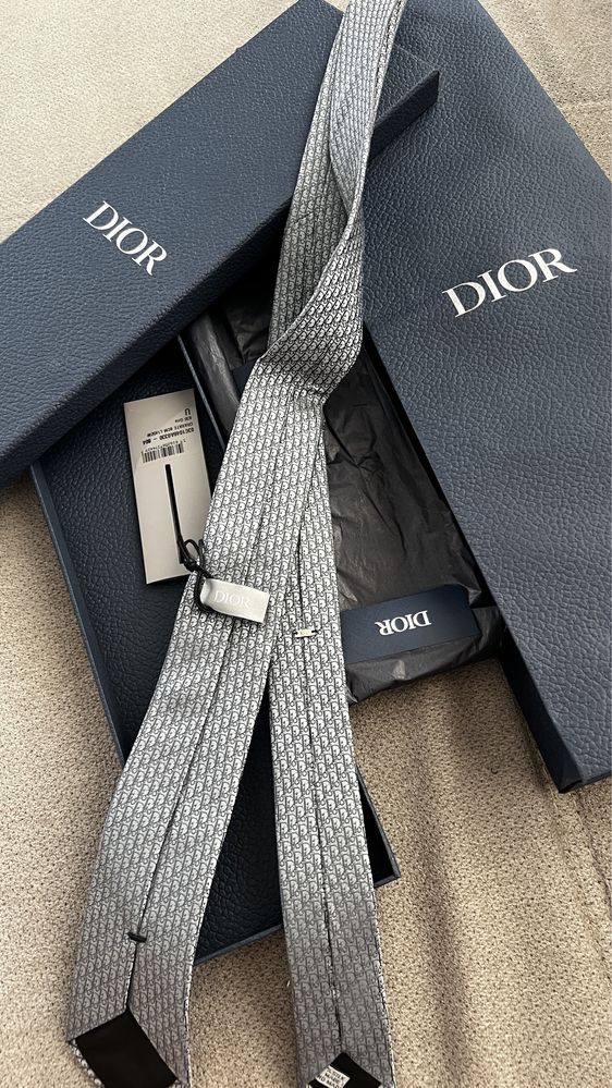 Vând cravata Dior