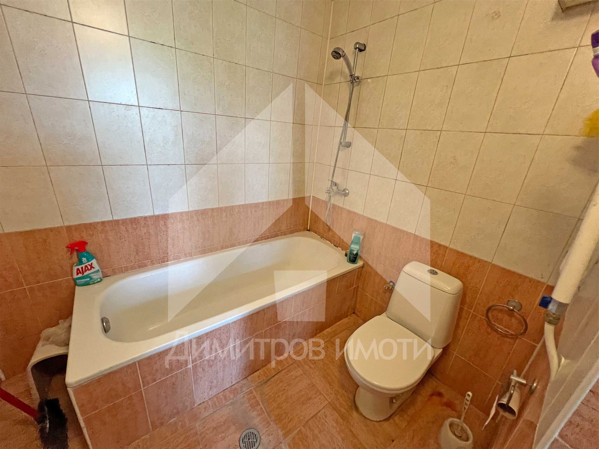 Продава се имение с площ от 4,5 дка в с. Войвода (общ. Нови пазар).
