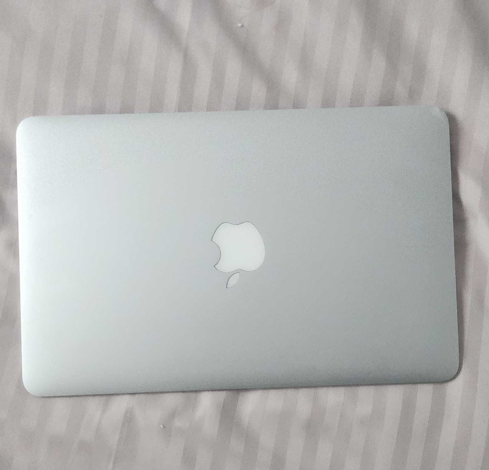 VAND MACBOOK AIR 11 cu procesor Intel Dual Core