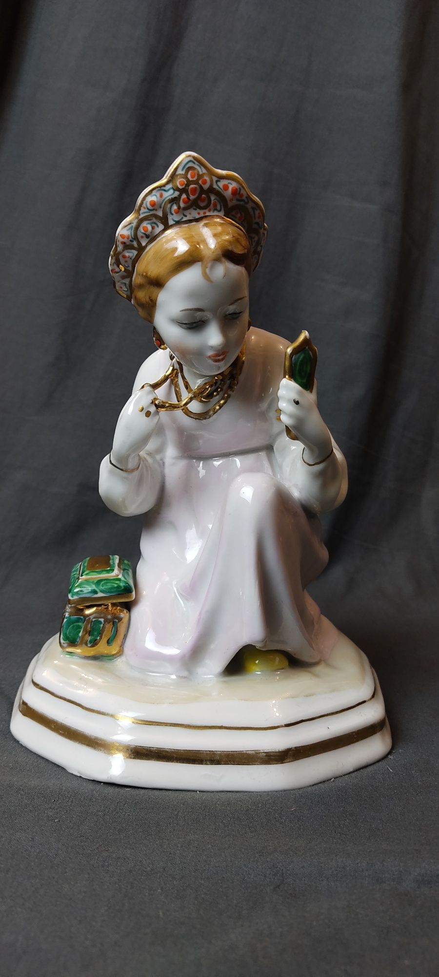 Фарфоровая статуэтка Дулево малахитовая шкатулка девушка с зеркалом