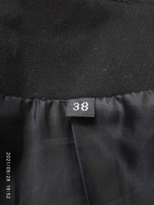 Черный пиджак и брюки для девочки.