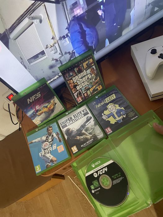 Vand xbox one stare perfecta cu 2 manete !
