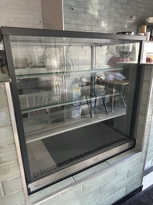 Кондитерская витрина для кофейни