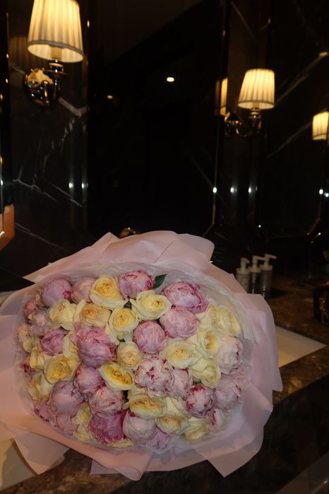 огромный букет с больше 30ти пионами и розами