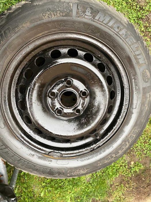 De vanzare  4 anvelope de iarna 195-65-R15 cu janta si capac