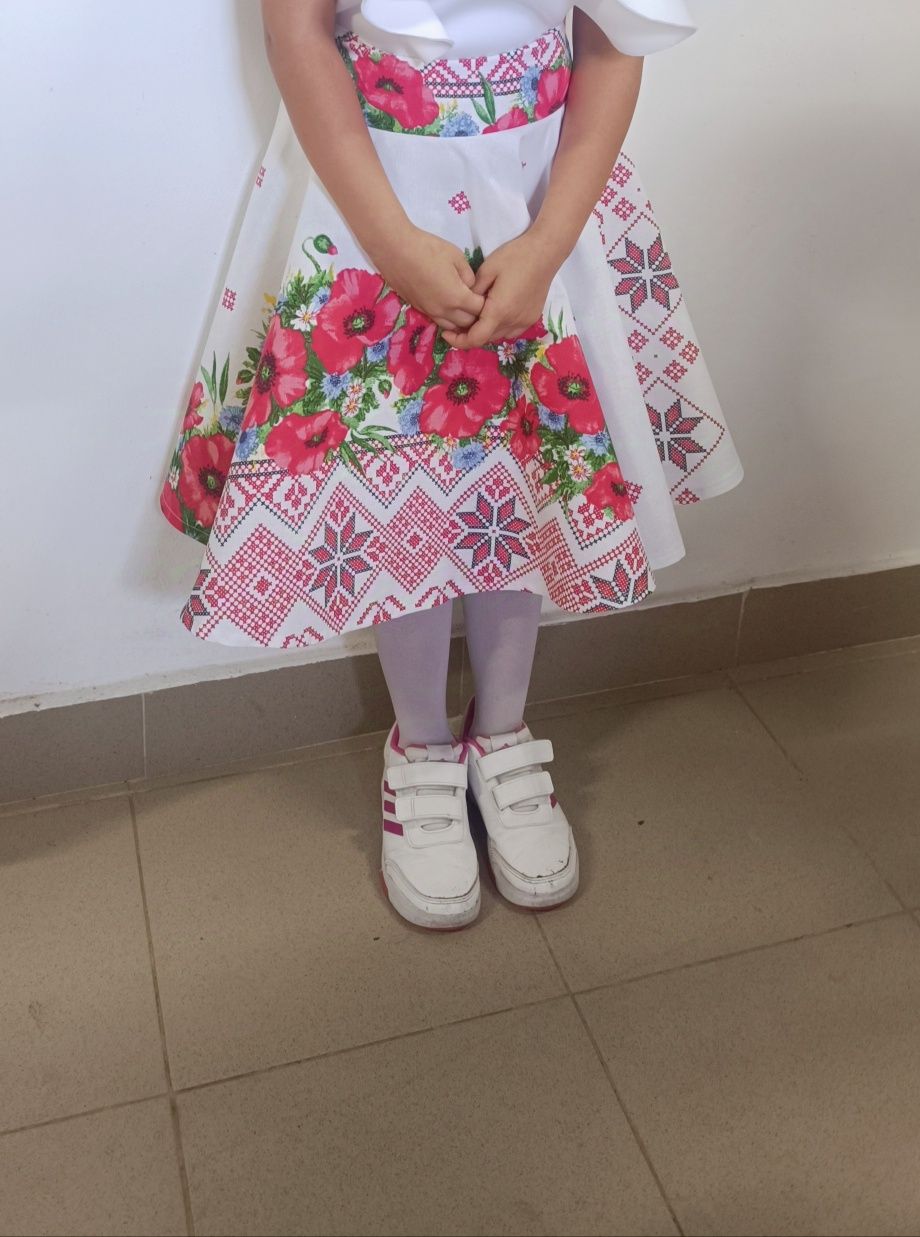 Пола с цветя и шевици