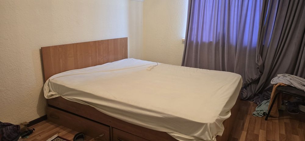 Кровать,диван столы