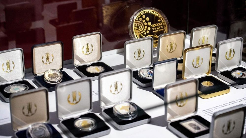 Серебреные и золотые монеты Казахстана